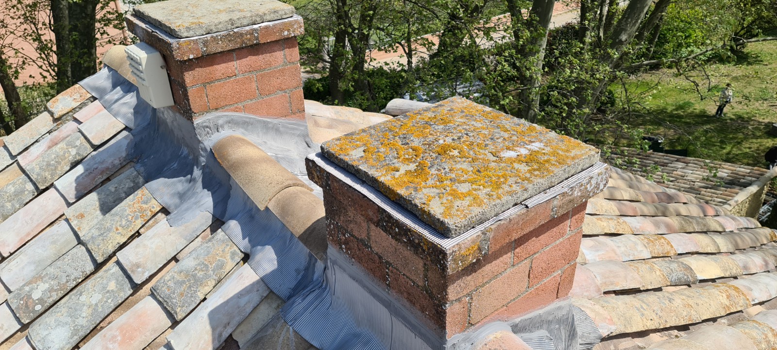 Cheminée abergement faitage toiture ancienne provencale Vaucluse Carpentras - Art toiture