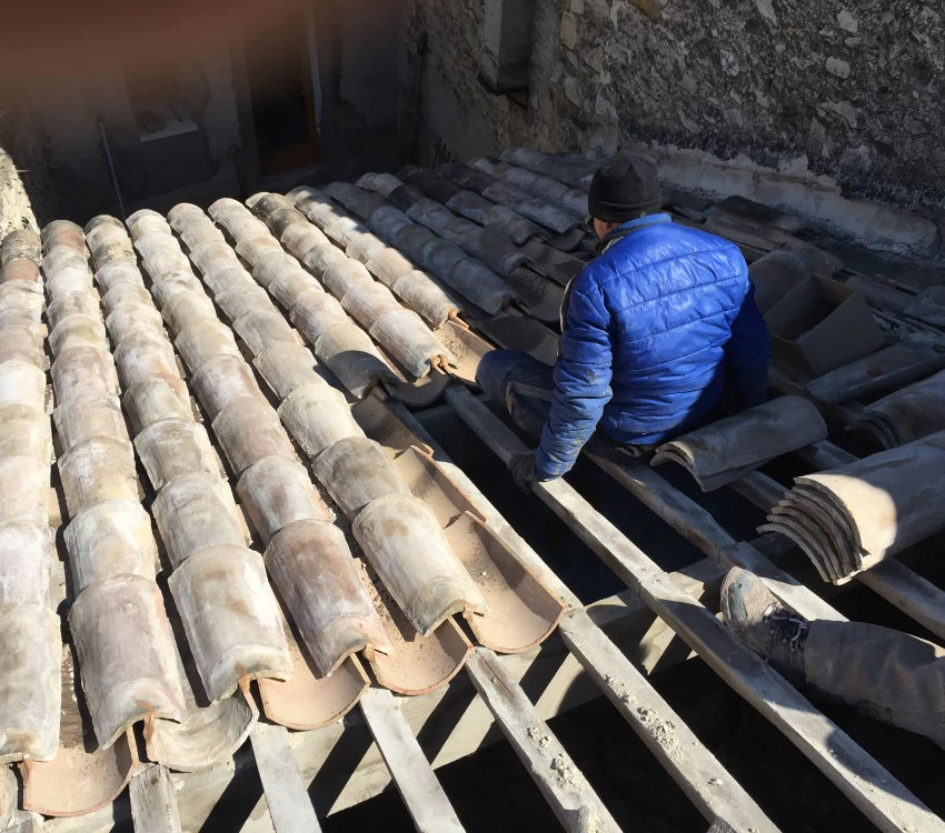 Remaniement de toiture pour mas provençal dans le Vaucluse à Seguret