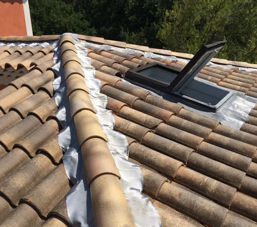 Rénovation de faîtage de toit Vaucluse avec closoir en plomb