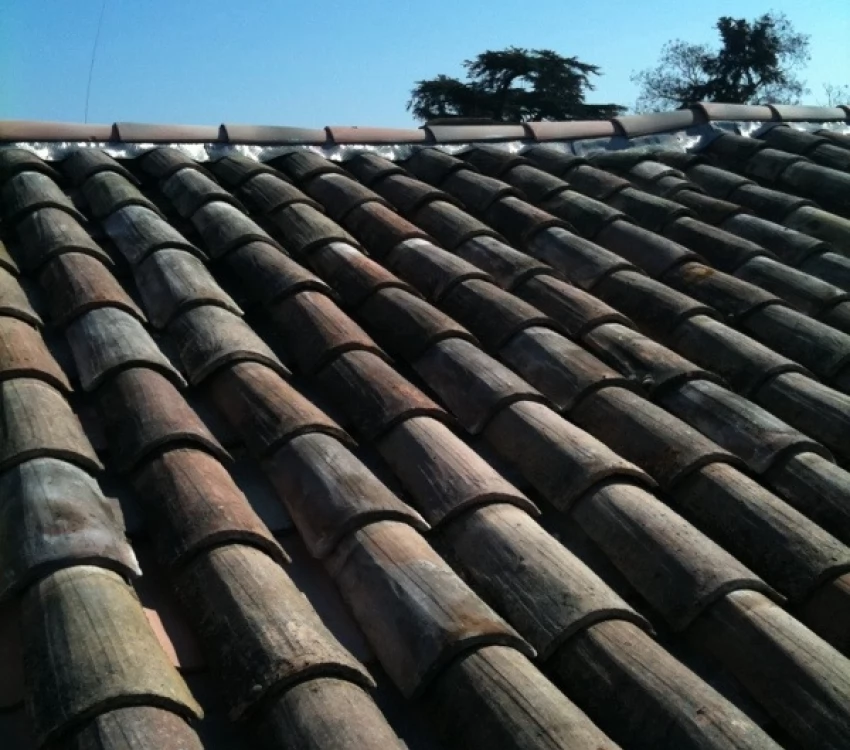 Rénovation de toiture par remaniement de tuiles rondes sur toit à Carpentras