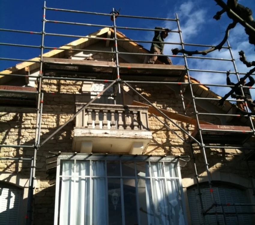Réparation de toit sur Carpentras avec des tuiles plates de Marseille