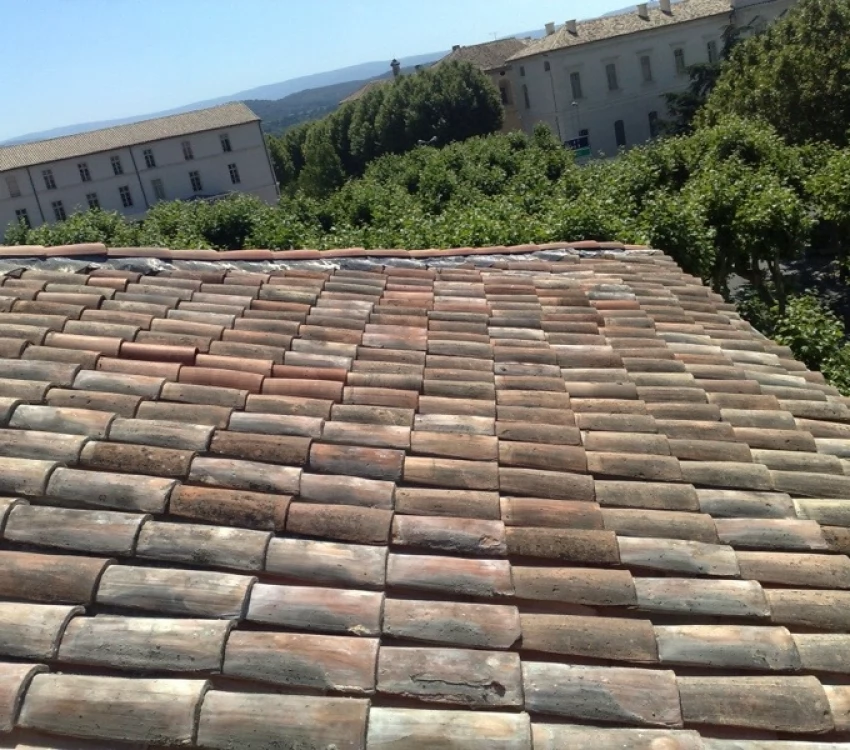 Remaniement de tuiles anciennes sur toiture a Carpentras