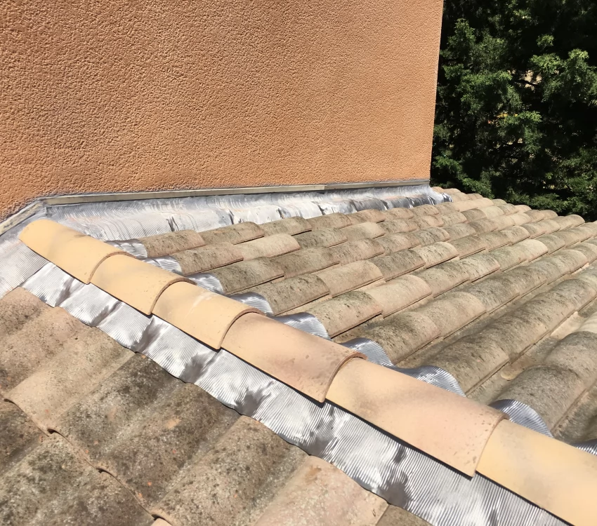 Réparation de faîtage de toit en plomb à Carpentras