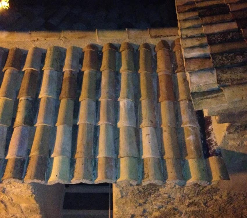 entreprise de couverture cavaillon chantier sur une toit ancien