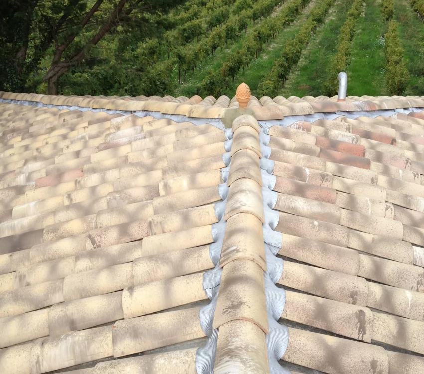 tuiles neuves sur toiture anciennes dans la région d'orange