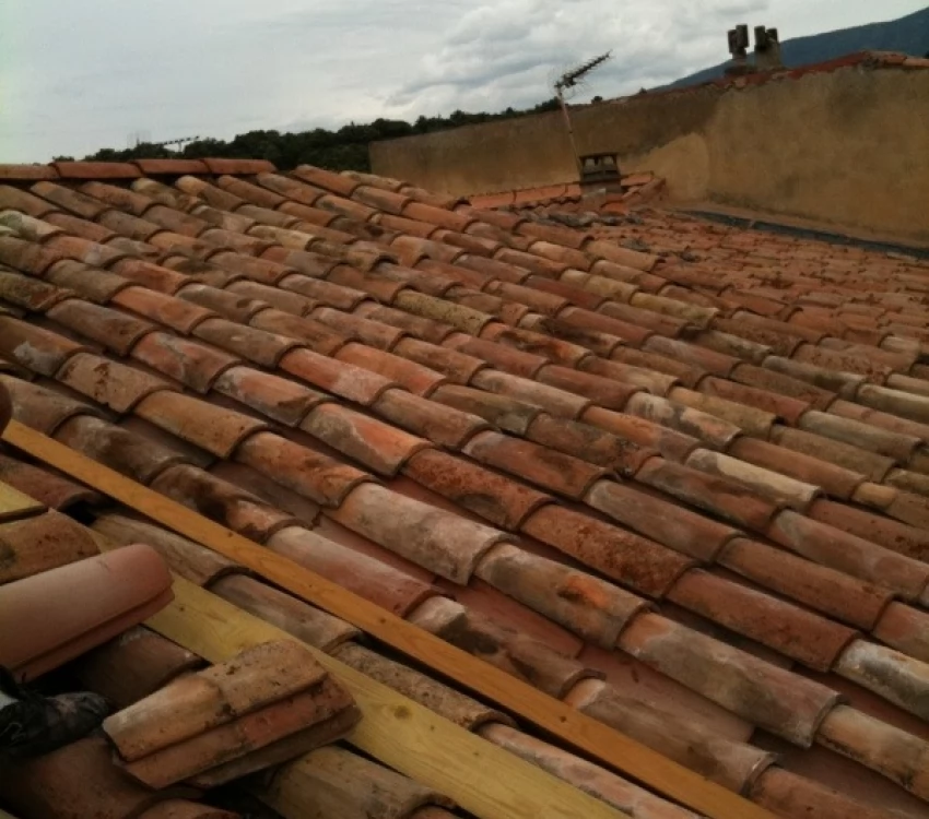 Réparation de toiture dans une maison de village sur Flassans